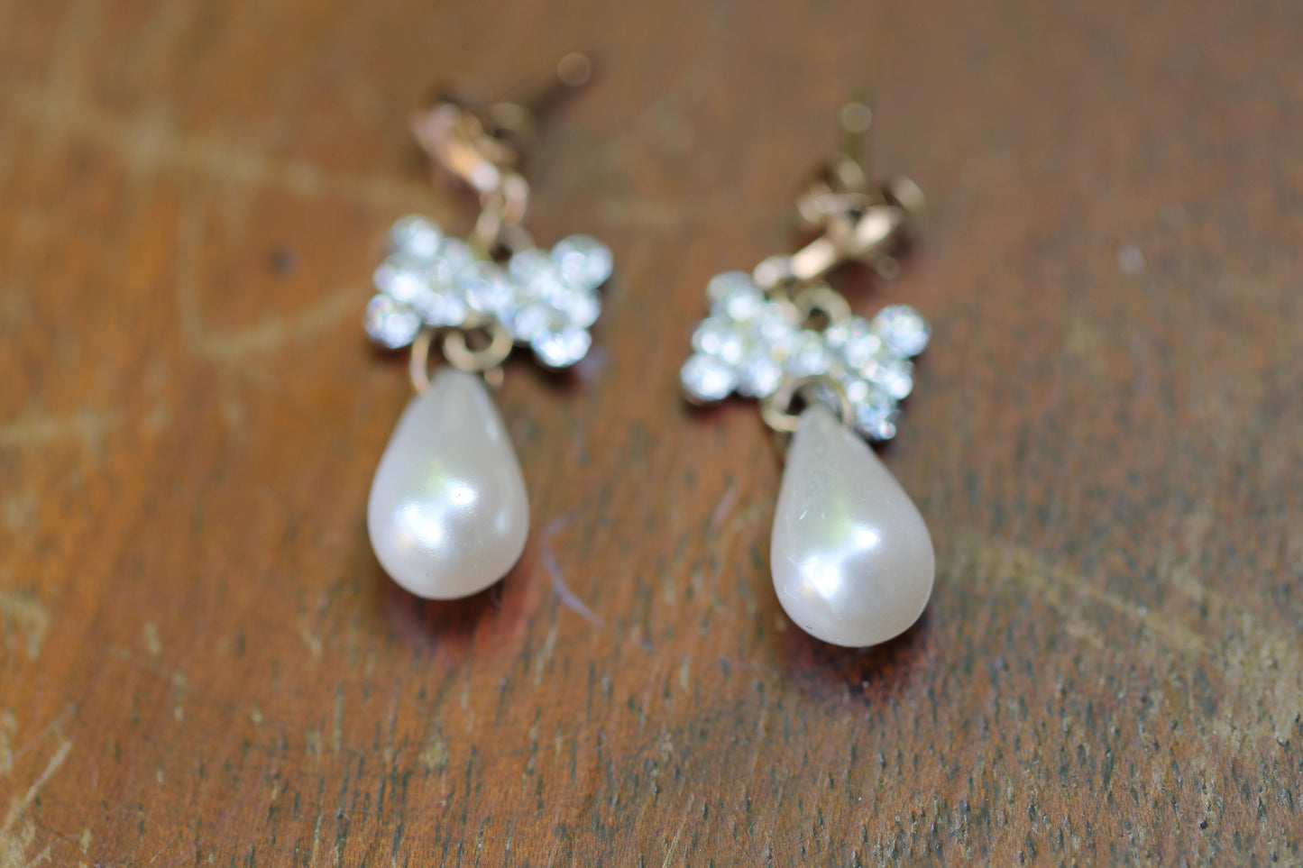 Lovely Freshwater Pearl 9ct Gold Earrings weight 1.3g