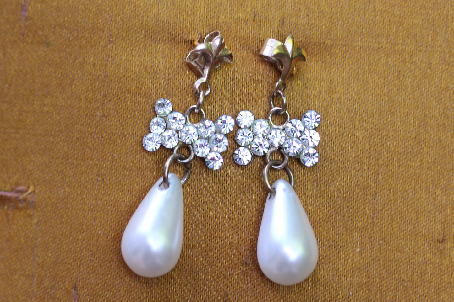 Lovely Freshwater Pearl 9ct Gold Earrings weight 1.3g